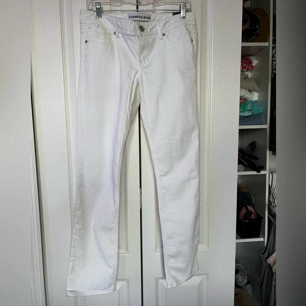 Express straight cut crop jeans. White. Size 6